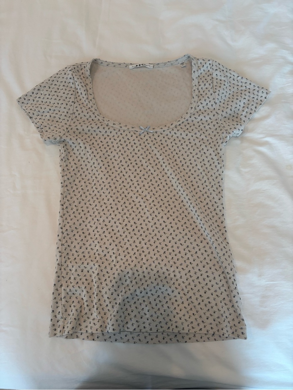 Doen Rosebud Cream Short Sleeve Scoop Neck Top with Navy Floral Print